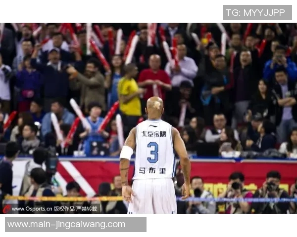 国安外援奥古斯托现身CBA赛场中场成了合影红人 国安外援奥古斯托现身CBA赛场中场成了合影红人