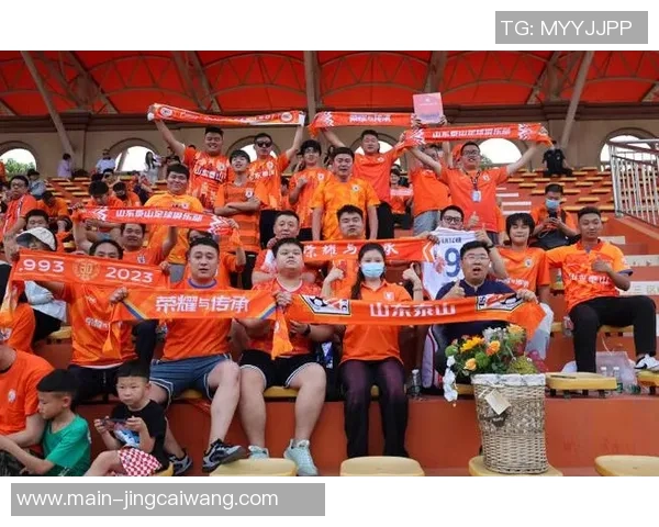 山东泰山队举行球迷开放日,百名球迷齐聚助威 山东泰山队举行球迷开放日,百名球迷齐聚助威