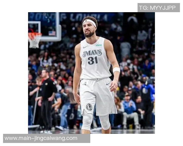 独行侠18战13败西部倒三:克莱22+6三分赛季新高无用面临重建 独行侠18战13败西部倒三:克莱22+6三分赛季新高无用面临重建