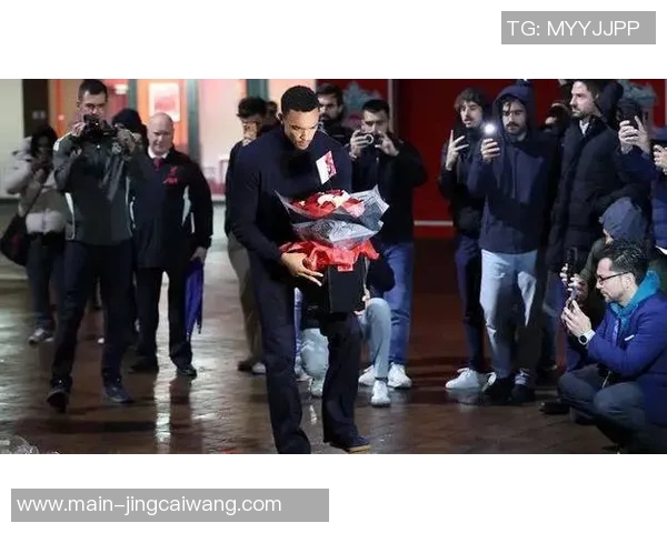 致敬若塔，阿隆索、阿诺德等人到安菲尔德纪念碑前献花